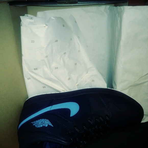 Shoes for Women & Men - Picture 2 of 8